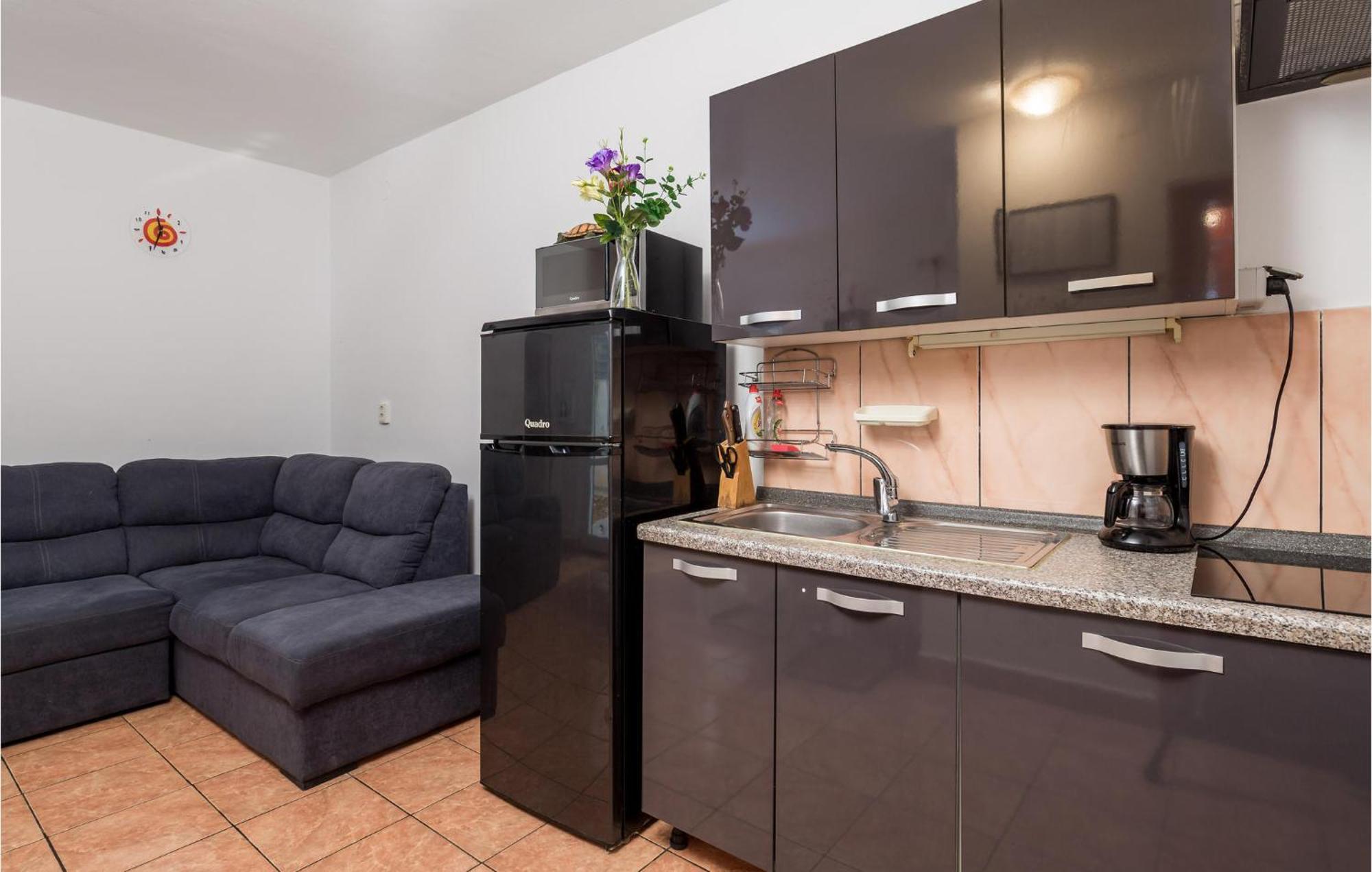 1 Bedroom Beautiful Apartment In Vrh Vrh  Exterior photo