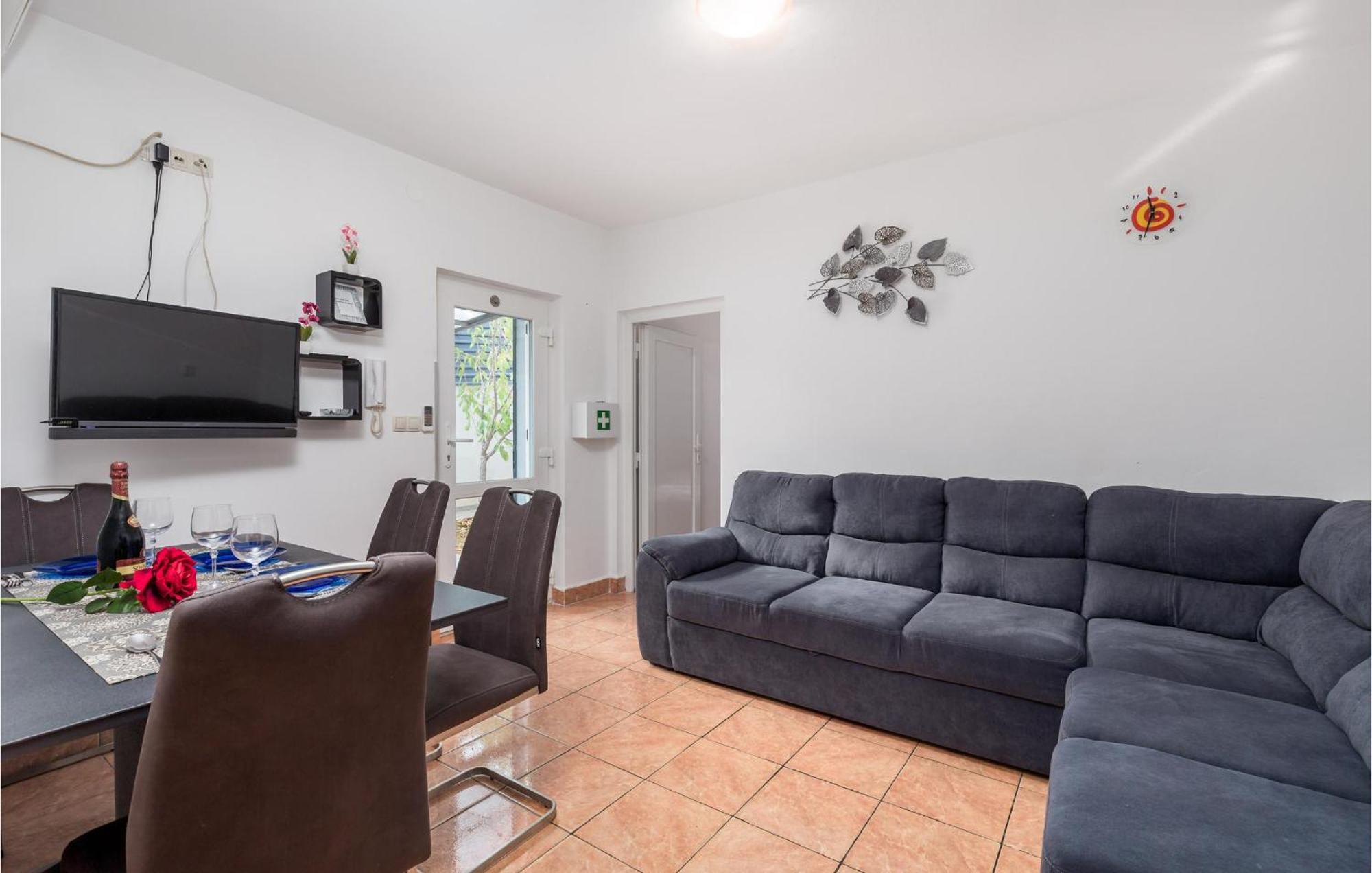 1 Bedroom Beautiful Apartment In Vrh Vrh  Exterior photo